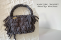 Borsa grigia con frange su sfondo Maison du Crochet
