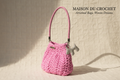 Borsa rosa su sfondo Maison du Crochet