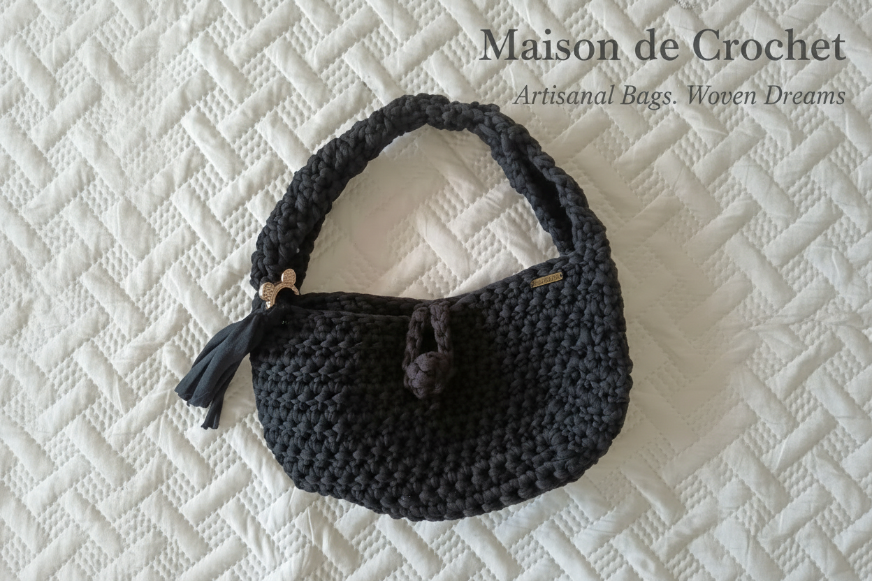 Borsa all'uncinetto nera mezzaluna con scritta Maison de Crochet