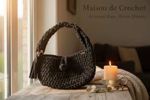 Borsa all'uncinetto nera mezzaluna con scritta Maison de Crochet